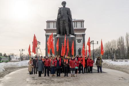 Коммунисты Курской области отметили День Советской Армии и Военно-Морского Флота возложением цветов на мемориале «Курская дуга»