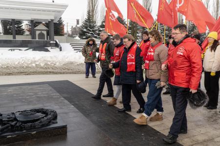 Коммунисты Курской области отметили День Советской Армии и Военно-Морского Флота возложением цветов на мемориале «Курская дуга»