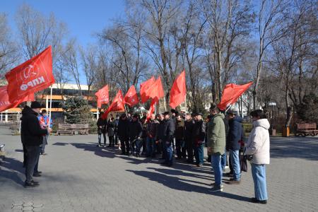 Астраханские коммунисты отметили День Советской Армии