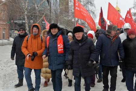 Праздничное шествие и митинг. В Новосибирске отметили день рождения Красной армии и Военно-морского флота