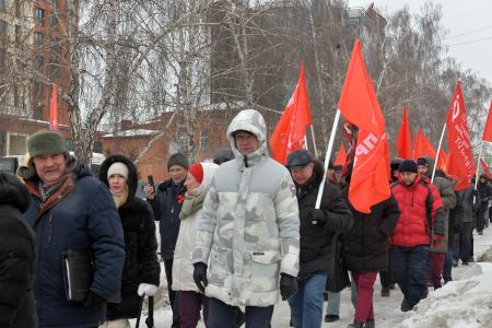 Праздничное шествие и митинг. В Новосибирске отметили день рождения Красной армии и Военно-морского флота