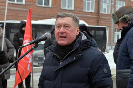 Праздничное шествие и митинг. В Новосибирске отметили день рождения Красной армии и Военно-морского флота