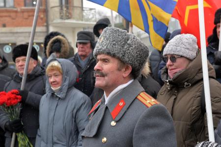 Праздничное шествие и митинг. В Новосибирске отметили день рождения Красной армии и Военно-морского флота