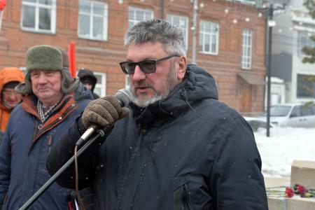 Праздничное шествие и митинг. В Новосибирске отметили день рождения Красной армии и Военно-морского флота