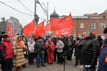 Праздничное шествие и митинг. В Новосибирске отметили день рождения Красной армии и Военно-морского флота