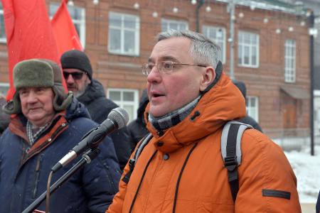 Праздничное шествие и митинг. В Новосибирске отметили день рождения Красной армии и Военно-морского флота