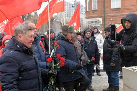 Праздничное шествие и митинг. В Новосибирске отметили день рождения Красной армии и Военно-морского флота