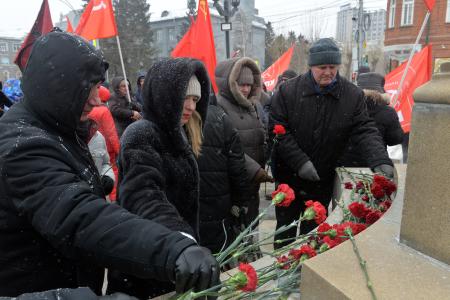 Праздничное шествие и митинг. В Новосибирске отметили день рождения Красной армии и Военно-морского флота