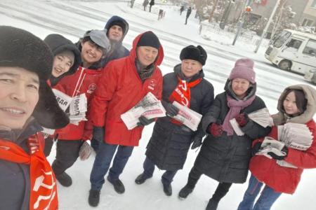 Якутия. Акция «Красные — в городе» ко Дню рождения Советской Армии и Военно-Морского флота