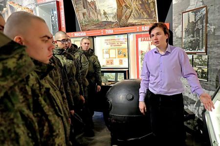 Ульяновская область. При содействии руководителя фракции КПРФ в Заксобрании военнослужащие посетили Дом-музей В.И. Ленина