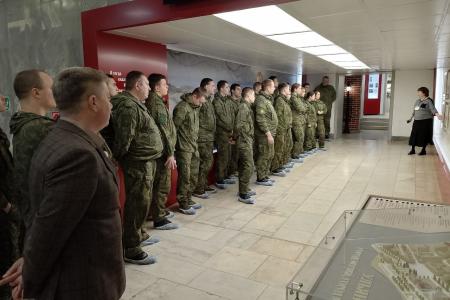 Ульяновская область. При содействии руководителя фракции КПРФ в Заксобрании военнослужащие посетили Дом-музей В.И. Ленина