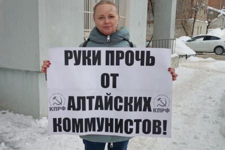 Сегодня саратовские коммунисты вышли на одиночные пикеты в поддержку своих товарищей из Алтайского края