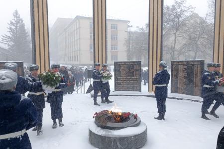 Денис Сидоров принял участие в возложении цветов к памятнику воинам-интернационалистам