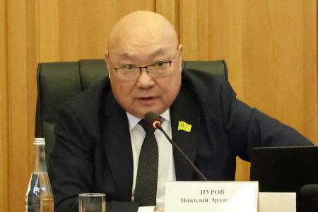 С трибуны Народного Хурала вице-спикер парламента Калмыкии Николай Нуров осудил преследование депутатов в Алтайском крае
