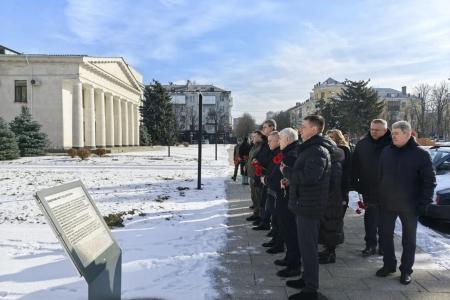 Делегация КПРФ во главе с Казбеком Тайсаевым посетили Луганск