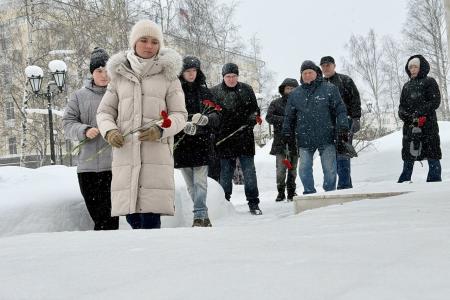 В Республике Коми КПРФ и сторонники партии провели серию памятных акций, посвященных Дню Советской армии и Военно-Морского флота