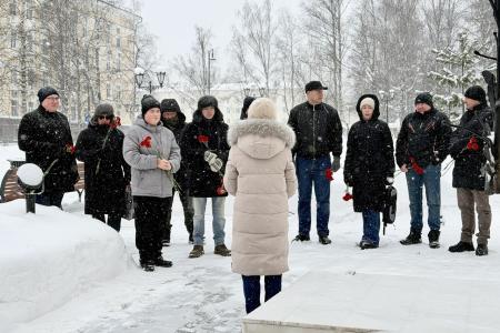 В Республике Коми КПРФ и сторонники партии провели серию памятных акций, посвященных Дню Советской армии и Военно-Морского флота