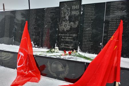 В Республике Коми КПРФ и сторонники партии провели серию памятных акций, посвященных Дню Советской армии и Военно-Морского флота