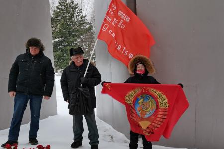 В Республике Коми КПРФ и сторонники партии провели серию памятных акций, посвященных Дню Советской армии и Военно-Морского флота