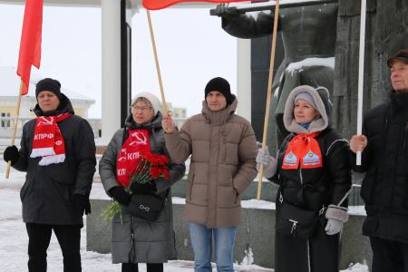 Мордовия. В Саранске коммунисты возложиле цветы к мемориалу воинам-победителям и памятнику Ленину