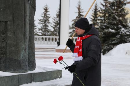 Мордовия. В Саранске коммунисты возложиле цветы к мемориалу воинам-победителям и памятнику Ленину