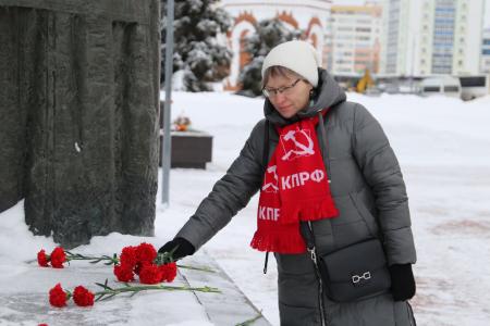 Мордовия. В Саранске коммунисты возложиле цветы к мемориалу воинам-победителям и памятнику Ленину