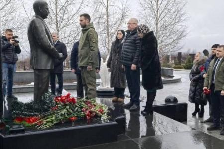 Делегация КПРФ во главе с Казбеком Тайсаевым прибыла в Донецк