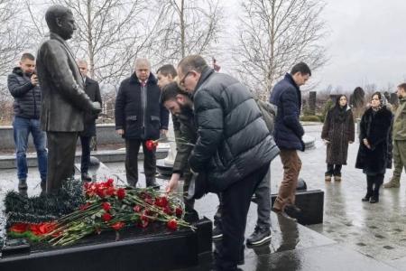 Делегация КПРФ во главе с Казбеком Тайсаевым прибыла в Донецк