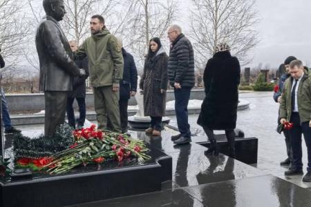 Делегация КПРФ во главе с Казбеком Тайсаевым прибыла в Донецк