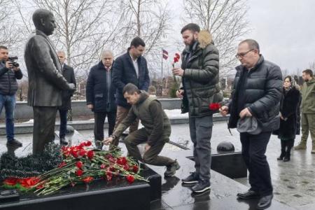 Делегация КПРФ во главе с Казбеком Тайсаевым прибыла в Донецк