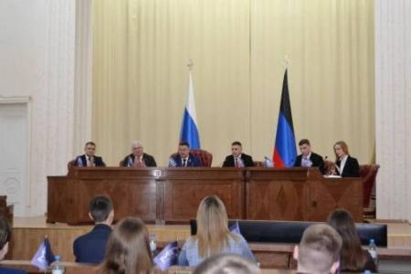 Делегация КПРФ во главе с Казбеком Тайсаевым прибыла в Донецк