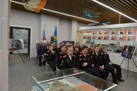 В Ульяновском гвардейском суворовском военном училище состоялся показ фотовыставки «Герои Гостомеля»