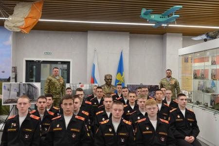 В Ульяновском гвардейском суворовском военном училище состоялся показ фотовыставки «Герои Гостомеля»