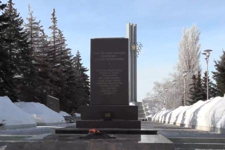 Саратов. Красная Армия всех сильней!