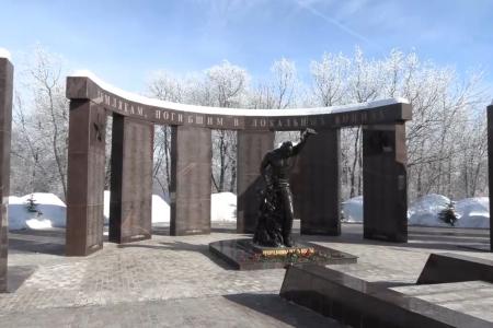 Саратов. Красная Армия всех сильней!