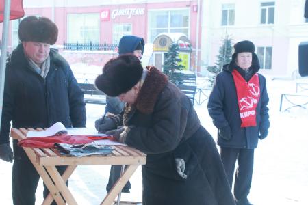 В Омске увеличилось число проходящих еженедельно пикетов в поддержку Народного референдума КПРФ