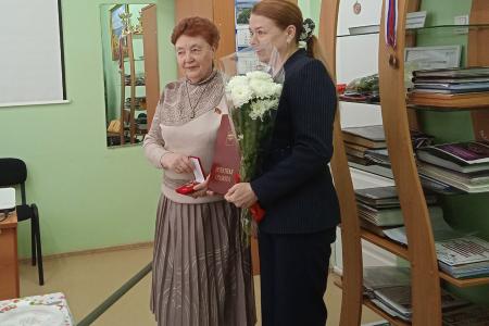 Лидер коммунистов Тюменской области Тамара Казанцева вручила заслуженные награды педагогам