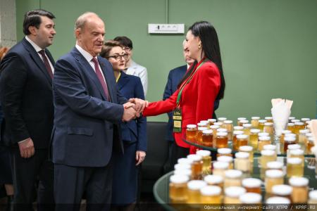 "Пчела и человек". Г.А. Зюганов принял участие в конгрессе пчеловодов в Москве