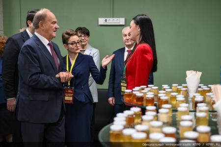 "Пчела и человек". Г.А. Зюганов принял участие в конгрессе пчеловодов в Москве