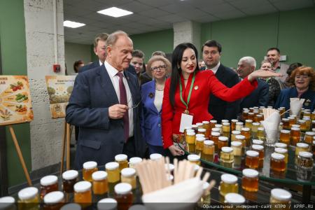 "Пчела и человек". Г.А. Зюганов принял участие в конгрессе пчеловодов в Москве