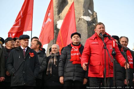Г.А. Зюганов на митинге 23 февраля в Москве: С Днем нашей великой, любимой, Красной непобедимой армии!