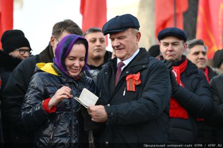 Г.А. Зюганов на митинге 23 февраля в Москве: С Днем нашей великой, любимой, Красной непобедимой армии!