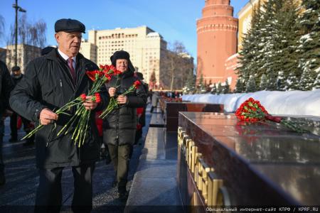 Г.А. Зюганов на митинге 23 февраля в Москве: С Днем нашей великой, любимой, Красной непобедимой армии!