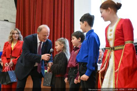 "Пчела и человек". Г.А. Зюганов принял участие в конгрессе пчеловодов в Москве