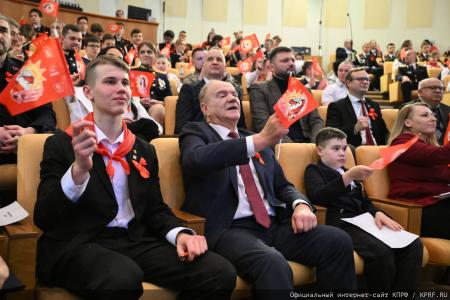 КПРФ провела в Госдуме II Детско-молодежный Форум "Алый галстук - символ мира!"