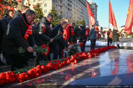 Г.А. Зюганов на митинге 23 февраля в Москве: С Днем нашей великой, любимой, Красной непобедимой армии!
