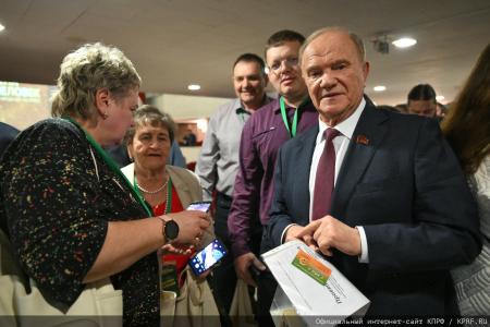 "Пчела и человек". Г.А. Зюганов принял участие в конгрессе пчеловодов в Москве