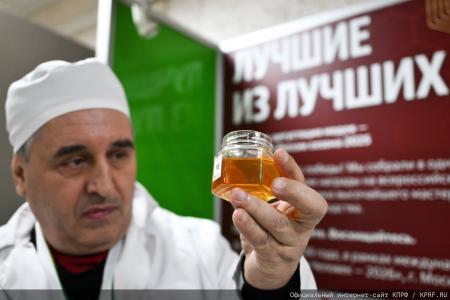 "Пчела и человек". Г.А. Зюганов принял участие в конгрессе пчеловодов в Москве