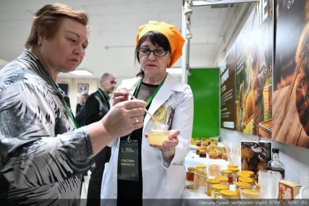 "Пчела и человек". Г.А. Зюганов принял участие в конгрессе пчеловодов в Москве