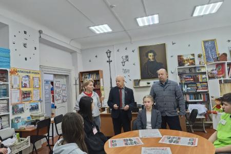 Коммунисты Забайкалья рассказали школьникам о специфике партийной печати